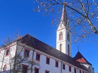 Crkva sv. Franje Asiškog s franjevačkim samostanom na zagrebačkom Kaptolu  Prvi franjevački samostani na području sjeverne Hrvatske grade se u 13. stoljeću, još za života svetoga Franje Asiškog koji je prema predaji posjetio Zagreb, a najstariji je upravo zagrebački na Kaptolu. Pretpostavljalo se da današnja crkva, koja je građena između 1255. i 1264. godine, leži na temeljima starije crkve iz 1228. godine, ali novim arheološkim istraživanjima nakon potresa, otkriveni su grobovi i temelji starije crkve iz 11. stoljeća. Smatra se jednom od najranijih propovjedničkih dvoranskih crkava s dugim korskim svetištem u Srednjoj Europi.